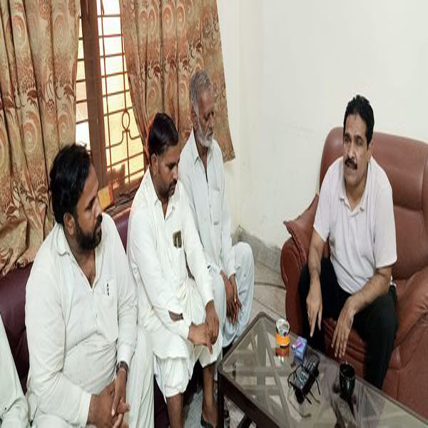 چوہدری احسن رضا خاں سے فروٹس ریڑھی بانوں کی ملاقات  