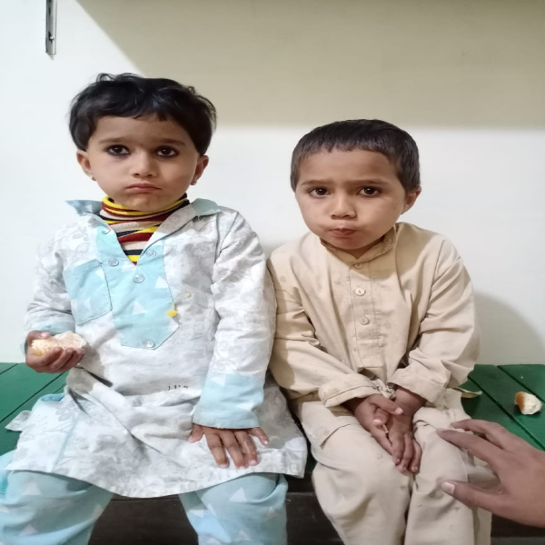 بچوں کے والدین کی تلاش میں پولیس کا ساتھ دیں