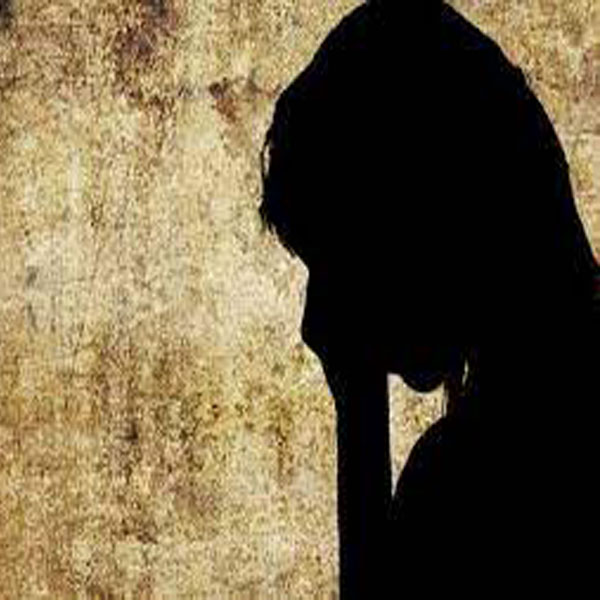 خاوند نے ناراض بیوی کے سر کے بال کاٹ دئیے 