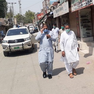  اسسٹنٹ کمشنر چک جھمرہ  کا  جھمرہ بازار کا دورہ ، اسمارٹ لاک ڈاوٗن پر عملدرآمد  کا جائزہ لیا 