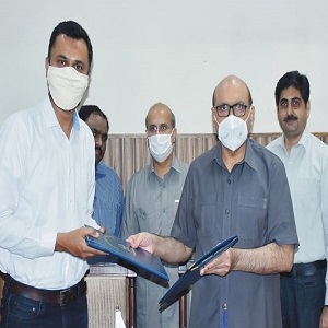 زرعی یونیورسٹی فیصل آباداور جینزکا کپڑا بنانے والے ادارے کریسنٹ باہومن کے درمیان باہمی تعاون کے سمجھوتے پر دستخط