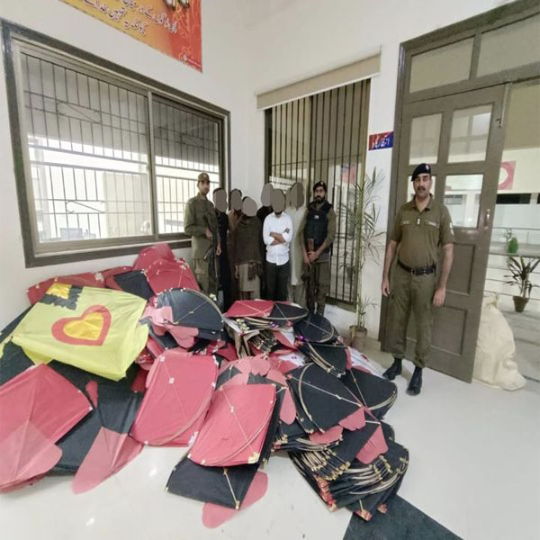پولیس  کا پتنگیں بنانے والے کارخانے  پر چھاپہ 2500   پتنگیں برآمد 6 ملزمان گرفتار  