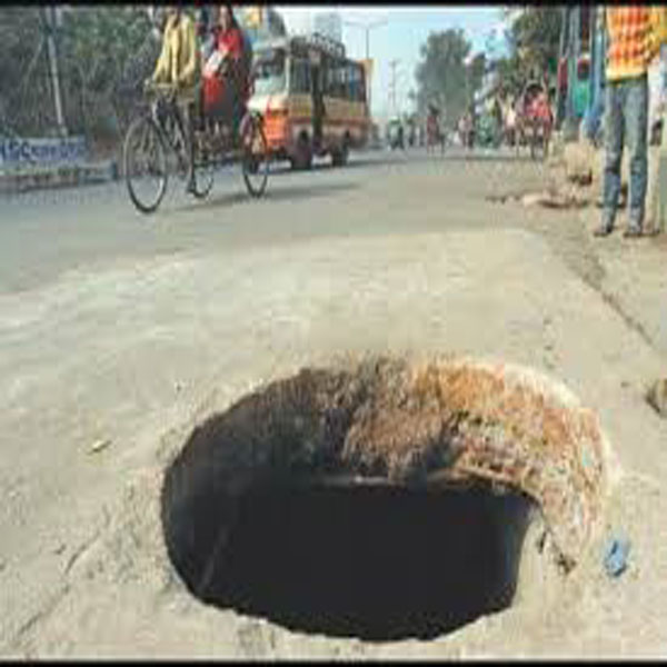 میونسپل کمیٹی کی نااہلی ، شہر کے متعدد مین ہولز کے ڈھکن غائب 