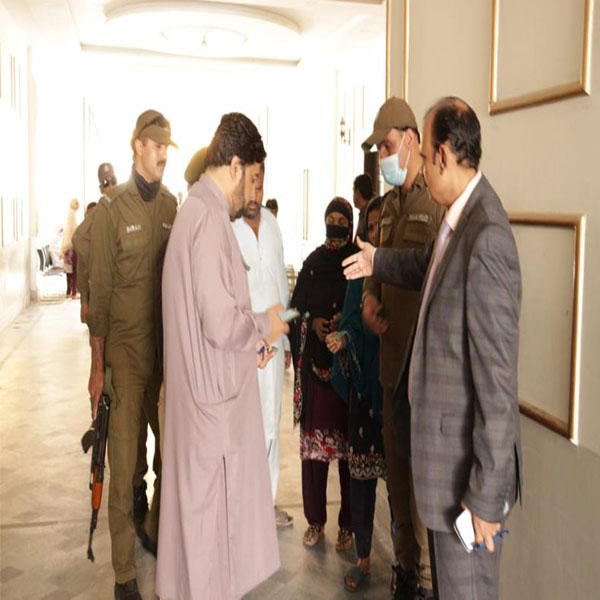 ڈپٹی کمشنر محمد ارشد بھٹی کا مصطفی آباد میں مفت آٹا پوائنٹ کا دورہ  