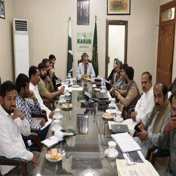 ڈپٹی کمشنر محمد ارشد بھٹی کے زیر صدارت اخوت فاؤنڈیشن کے حوالے سے جائزہ اجلاس  