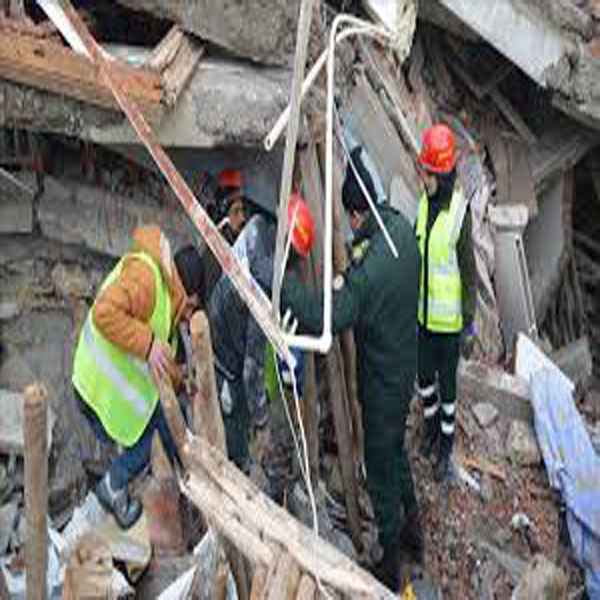 خستہ حال چھت گرنے سے ملبے تلے دب کر دو بچے  زخمی  