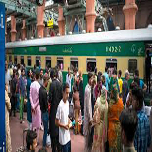 پتوکی ریلوے اسٹیشن  پر مسافروں کے لیے سہولیات کا فقدان 