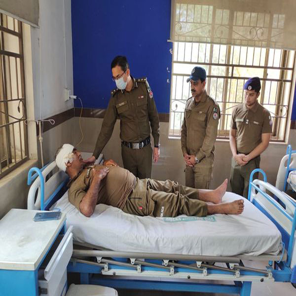 ڈی پی او قصور نے ڈی ایچ کیو ہسپتال قصور میں زخمی اہلکار کی عیادت کی  