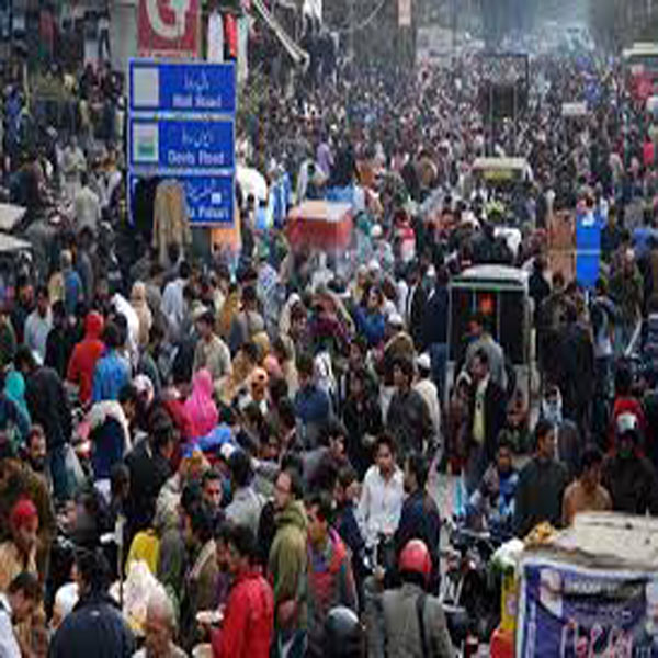 بازاروں  پر دکانداروں کا قبضہ جگہ جگہ تشہیری بورڈ رکھ دئیے   