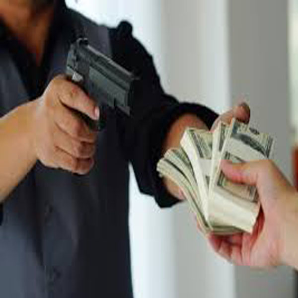 موٹرسائیکل سوار ڈاکو سینٹری سٹور سے لاکھوں لوٹ کر فرار  