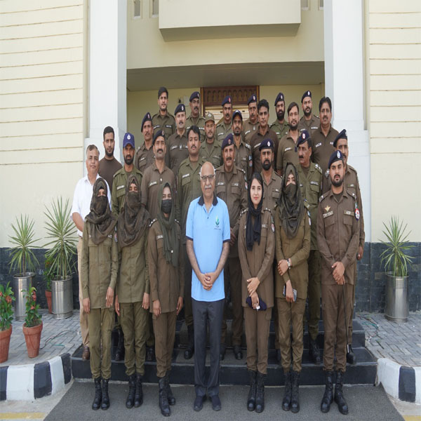 قصور پولیس کے جوانوں وافسران کا اخوت کالج مصطفی آباد کا دورہ  