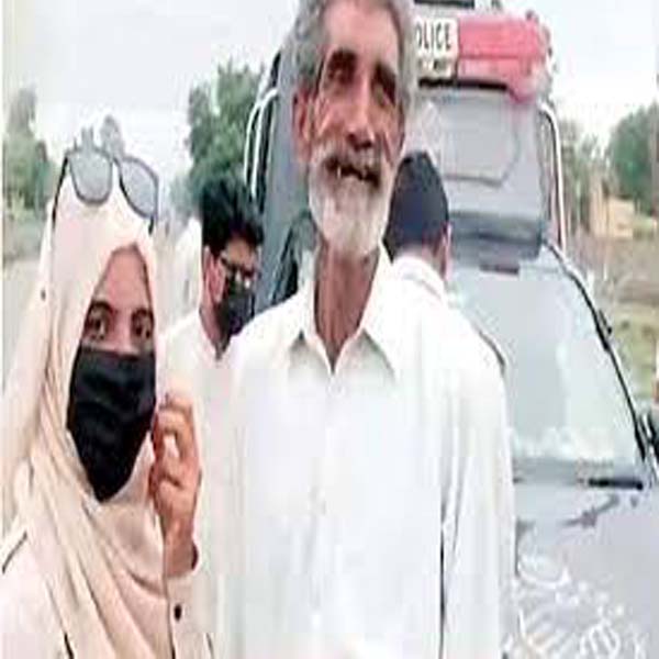  لیڈی کانسٹیبل نے ہیلمٹ نہ پہننے پر اپنے والد کا چالان کر دیا 