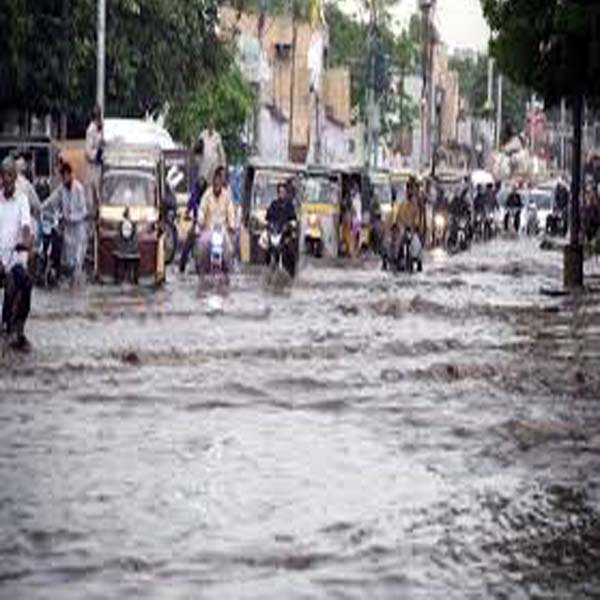 نکاسی آب نہ ہونے سے شہر تالاب کا منظر پیش کرنے لگا 