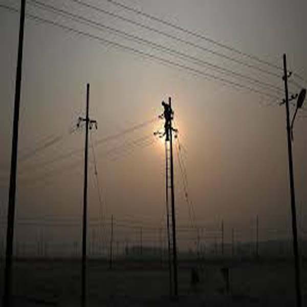 لیسکو سب ڈویژن چونیاں کی نااہلی ، 2  الیکٹرک پول  سڑک پر قائم  