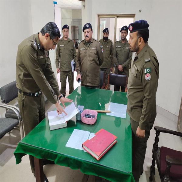 ڈی پی او قصور نے تھانہ راجہ جنگ اور کوٹرادھاکشن کا دورہ کیا 