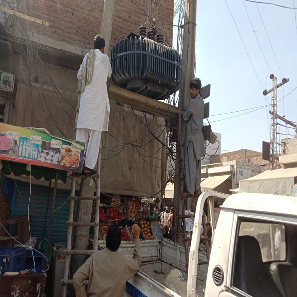 کنگن پور مین بازار میں نیا ٹرانسفارمر لگ گیا 