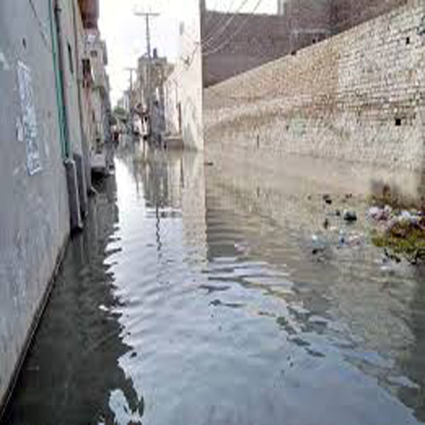 میونسپل کمیٹی کی لاپرواہی ، گندا پانی بازاروں میں جمع  