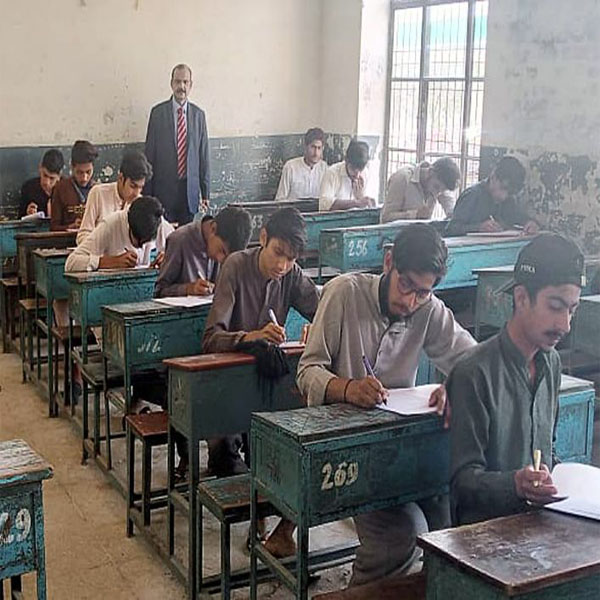 ڈپٹی کمشنر قصور محمد ارشد بھٹی کا مصطفی آباد میں میٹرک کے امتحانی سینٹر کا دورہ  