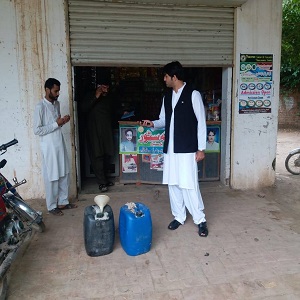 اسسٹنٹ کمشنر تاندلیانوالہ نےغیر قانونی پیٹرول فروخت کرنے والی دکانوں کو سیل کردیا 