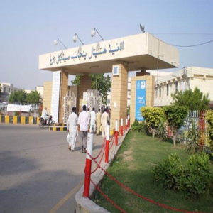 ماں باپ تین سالہ معذور بچے کو الائیڈ ہسپتال کے باہر چھوڑ کر فرار ہوگئے 