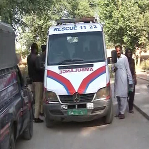 رحمے شاہ روڈ پر ڈرائیور کو نیند آنے سے سرکاری گاڑی الٹ گئی 