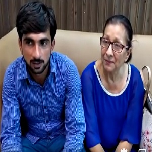 امریکی خاتون پاکستانی لڑکے کی محبت میں تاندلیانوالہ پہنچ گئی، فیس بک پر دوستی ہوئی تھی 