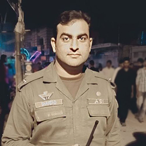 فرائض کی ادائیگی سے بیدار اور فرض شناس پولیس آفیسر