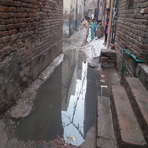محلہ عوامی بستی گلی نمبر 1 میں 8 روز سے سیوریج کا پانی جمع