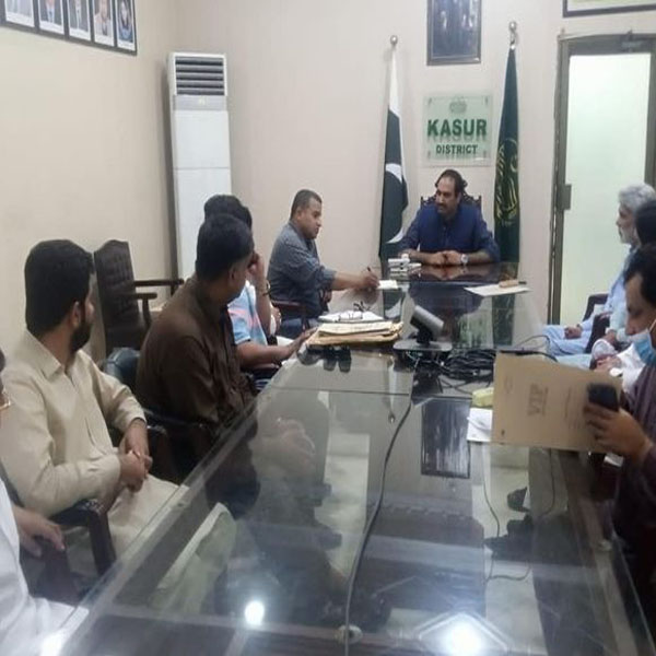 ایڈیشنل ڈپٹی کمشنر کے زیر صدارت پبلک ٹرانسپورٹ کے کرایوں میں کمی کے حوالے سے اجلاس  