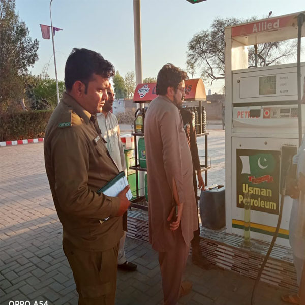 اسسٹنٹ کمشنر پتوکی کا مختلف پیٹرول پمپس کا دورہ  