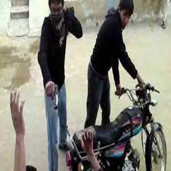 موٹر سائیکل سوار دو ڈاکوؤں نے شہری تین لاکھ روپے چھین لیے 