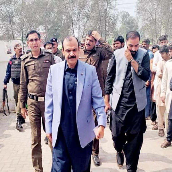 ڈپٹی کمشنر کا ڈی پی او قصور کے ہمراہ فری آٹا ڈسٹری بیوشن پوائنٹس مصطفی آباد کا دورہ  