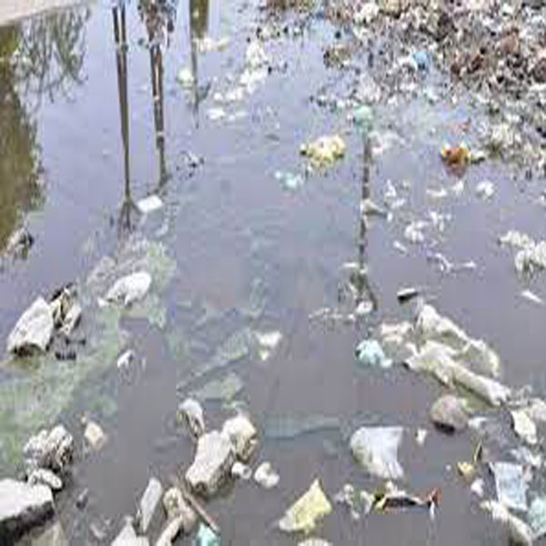 انتظامی غفلت ، شہری سیوریج کے پانی سے گزر کر پیاروں کی میتیں  دفنانے  پر مجبور 