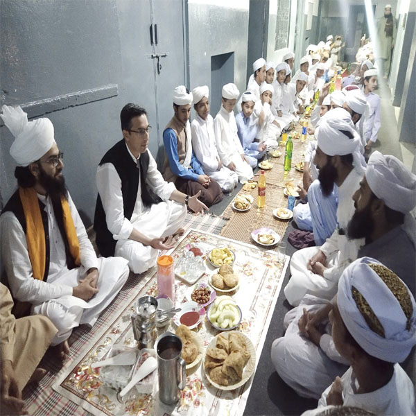 ڈی پی او قصور نے قدیمی مدرسہ میں بچوں کیلئے افطاری  کا اہتمام  کیا 