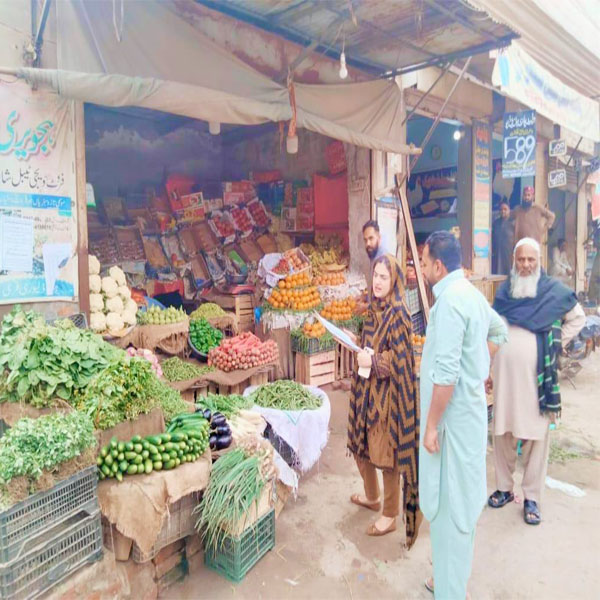 اسسٹنٹ کمشنر کوٹ رادھاکشن ماہین فاطمہ کا عام مارکیٹ کا دورہ