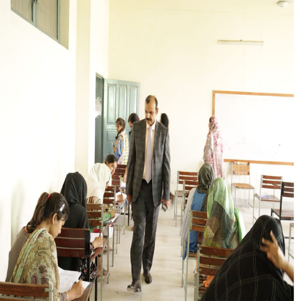 ڈپٹی کمشنر محمد ارشد بھٹی کا مصطفی آباد امتحانی سینٹر کا اچانک دورہ  