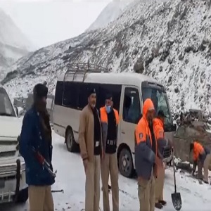 بابوسرٹاپ پر شدید برفباری، کئی مقامات پر راستے بند ،سیاح پھنس گئے