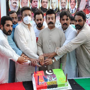فیصل آباد میں بے نظیر بھٹو کی سالگرہ کا کیک کاٹا گیا 