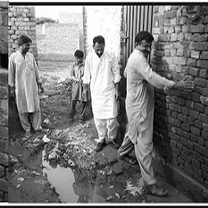  محلہ اسلام پورہ میں سیوریج کے پانی کی نکاسی نہ ہونے کے باعث محلے دار آپس میں لڑپڑے