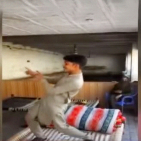 پولیس اہلکاروں نے حفاظت کرنے کے بجائے ڈانس کروانا شروع کردیا