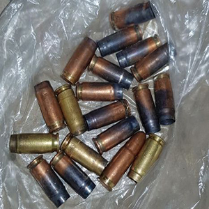 نامعلوم ملزمان نے اندھا دھند فائرنگ کرکے دو گاڑیوں کو آگ لگادی