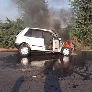 چیچہ وطنی روڈ پر چلتی گاڑی میں اچانک آگ بھڑک اُٹھی