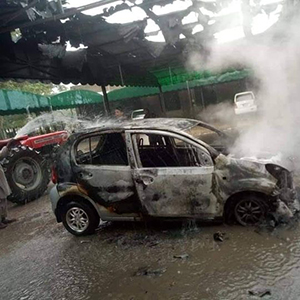 آسمانی بجلی گرنے سے گاڑیوں کو آگ لگ گئی