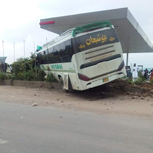 اشرف پٹرولیم پر نیو سبحان بس کا خطرناک ایکسیڈنٹ کے نتیجے میں 2 افراد جاں بحق