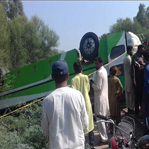 موٹر سائیکل کو بچاتے ہوئے مسافر بس اُلٹنے سے 20 مسافر زخمی
