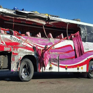 تیز رفتاری کے باعث بارات کی بس الٹ گئی، خواتین سمیت 20 افراد سے زائد زخمی