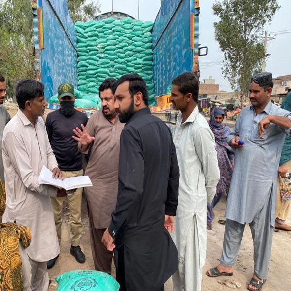 اسسٹنٹ کمشنر پتوکی کا مختلف آٹا سیل پوائنٹس کا دورہ 