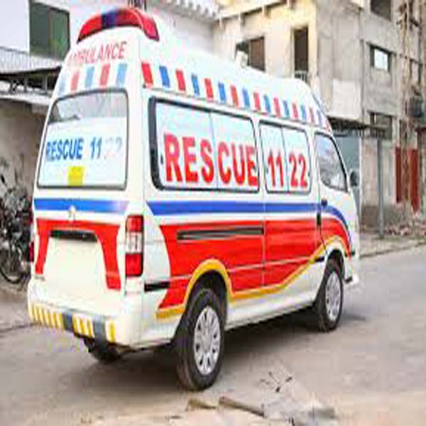 مسافر وین اور رکشہ میں تصادم ، 9 افراد شدید زخمی  