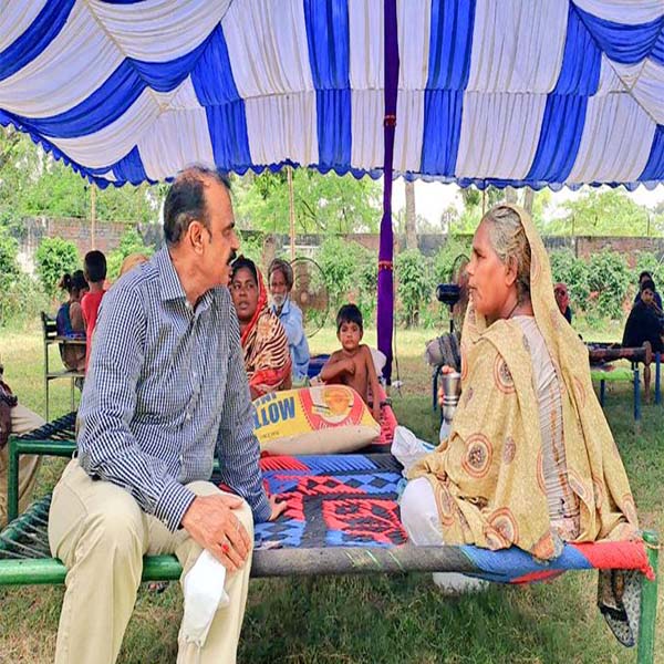 ڈپٹی کمشنر کا گورنمنٹ ہائی سکول شیخ پور نو میں قائم ریلیف کیمپس کا دورہ 