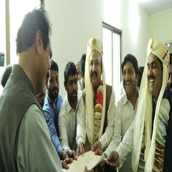 مسلم لیگ ن کے نامزد امیدوار صوبائی اسمبلی چوہدری احسن رضا کاغذات نامزدگی جمع کرواتے ہوئے 